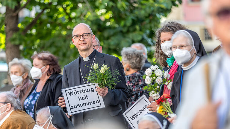 Eine Woche nach der Messerattacke in Würzburg beteiligen sich am Freitag (02.07.21) zahlreiche Menschen an der Menschenkette vom Barbarossaplatz bis zum Rathaus. Dazu aufgerufen haben das Würzburger Bündnis für Demokratie und Zivilcourage und der Würzburger Ombudsrat, die sich mit dieser Aktion zum einen an die Seite der Verletzten und Angehörigen stellen möchten und auf der anderen Seite auch ein deutliches Zeichen gegen all jene setzen möchten, die versucht haben, die Tat und die Opfer für ihre Zwecke zu instrumentalisieren.  Bei einer Messerattacke in einem Kaufhaus waren am Freitag vergangener Woche (25.06.21) drei Frauen getötet worden. Der mutmaßliche Täter sitzt wegen dreifachen Mordes, versuchten Mordes und gefährlicher Körperverletzung in Untersuchungshaft. im Bild: Bischof Dr. Franz Jung .