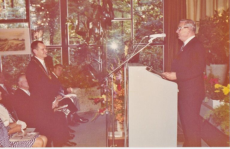 Anlass des großen Festes am 14. September 1974 war die Verleihung des Prädikats 'Bad'. Bayerns Ministerpräsident Alfons Goppel war dazu nach Bad Königshofen gekommen. Anlass des großen Festes am 14. September 1974 war die Verleihung des Prädikats 'Bad'. Bayerns Ministerpräsident Alfons Goppel war dazu nach Bad Königshofen gekommen.