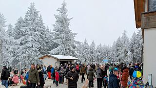 Auf der Wasserkuppe am Samstag: Am Mittag war an der Märchenwiesenhütte viel los.