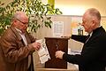 mun-tm-handy-kolping       -  Albert Laudensack (links) tütet ein Handy ein. Nach Rücksprache mit Bürgermeister Helmut Blank sind im Rathaus und im Schloss Wahlurnen als Spendenboxen für alte Handys aufgestellt worden.