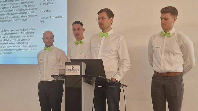Siegerehrung beim Brauerwettbewerb der Romeis-Stiftung. Von links: Ricco Raschmann, Paul Weiss, Rainer Mall und Jannick Schwemmer.