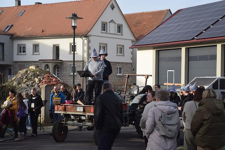 Die Kirchweihpredigt trugen Simon Beil und Nicolas Völker (vorne) vor. Die Kirchweihpredigt trugen Simon Beil und Nicolas Völker (vorne) vor.