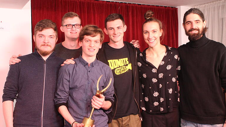 Die Slammer des ersten Gerolzhöfer Weihnachts-Poetryslam, die am Freitagabend ihr Publikum beeindruckten: (von links) Arne Oberhof, Mark Deutel, Sieger Yannik Ambrusits mit dem Pokal, Michael Malcherek, Amelie Auer und Johannes Stößel. Die Slammer des ersten Gerolzhöfer Weihnachts-Poetryslam, die am Freitagabend ihr Publikum beeindruckten: (von links) Arne Oberhof, Mark Deutel, Sieger Yannik Ambrusits mit dem Pokal, Michael Malcherek, Amelie Auer und Johannes Stößel.