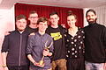 Die Slammer des ersten Gerolzhöfer Weihnachts-Poetryslam, die am Freitagabend ihr Publikum beeindruckten: (von links) Arne Oberhof, Mark Deutel, Sieger Yannik Ambrusits mit dem Pokal, Michael Malcherek, Amelie Auer und Johannes Stößel.