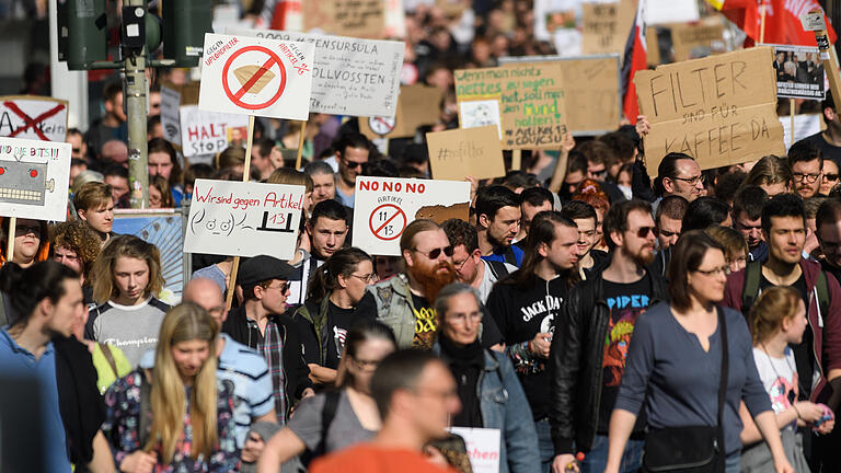 Lautstarker Protest gegen Uploadfilter - Hunderte Menschen demonstrieren am Samstag unter dem Motto 'Save Your Internet' in der Würzburger Innenstadt gegen den sogenannten Uploadfilter. Lautstarker Protest gegen Uploadfilter - Hunderte Menschen demonstrieren am Samstag unter dem Motto 'Save Your Internet' in der Würzburger Innenstadt gegen den sogenannten Uploadfilter.