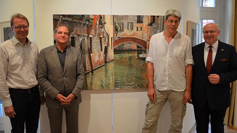 Die Venedig-Ausstellung eröffneten (von links): Kulturamtsleiter Kersten Hahn, Kurator Winfried Heid, Manfred Hönig als einer der ausstellenden Künstler sowie Oberbürgermeister Udo Glatthaar vor Hönigs Werk „Venezia - Seitenkanal mit Brücke“.