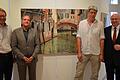 Die Venedig-Ausstellung eröffneten (von links): Kulturamtsleiter Kersten Hahn, Kurator Winfried Heid, Manfred Hönig als einer der ausstellenden Künstler sowie Oberbürgermeister Udo Glatthaar vor Hönigs Werk „Venezia - Seitenkanal mit Brücke“.