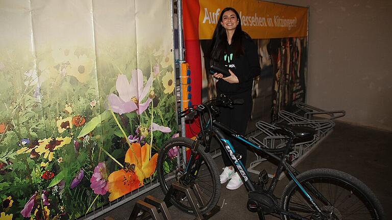 Berfin Köse, social media Managerin von weclapp probiert die Aufladestation in der Kitzinger Fahrradgarage aus. Der Umweltgedanke ist dem Kitzinger Softwareunternehmen wichtig, weshalb es die Fahrradgarage sponsert.