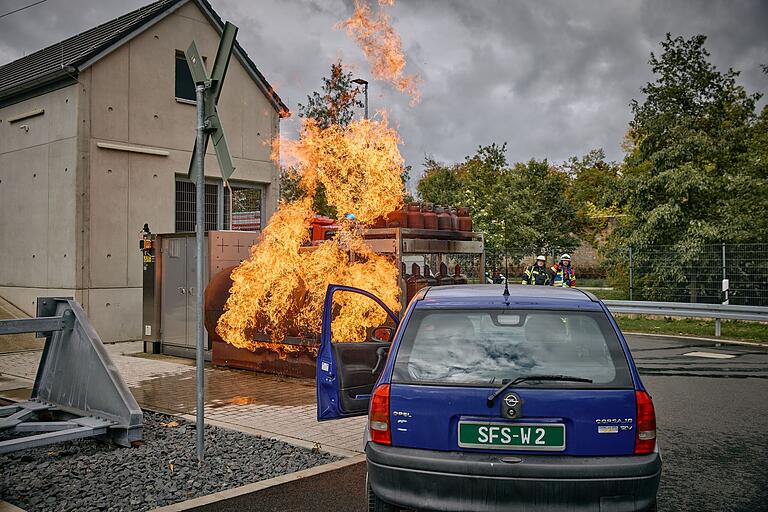 Bei dieser Übung geht es darum, ein brennendes Gaslager zu löschen und den beteiligten Autofahrer zu retten.