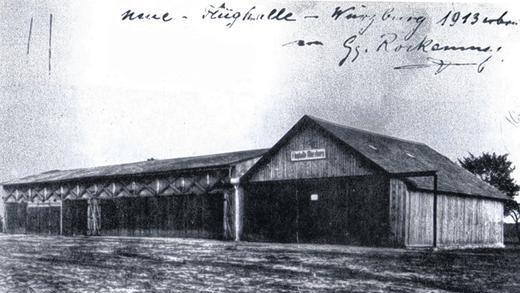 „Flughalle Würzburg“: Der Würzburger Stadtrat Georg Rockenmeyer ließ 1913 diese Halle auf dem Exerzierplatz am Galgenberg extra für Leo Lendner bauen. „Flughalle Würzburg“: Der Würzburger Stadtrat Georg Rockenmeyer ließ 1913 diese Halle auf dem Exerzierplatz am Galgenberg extra für Leo Lendner bauen.
