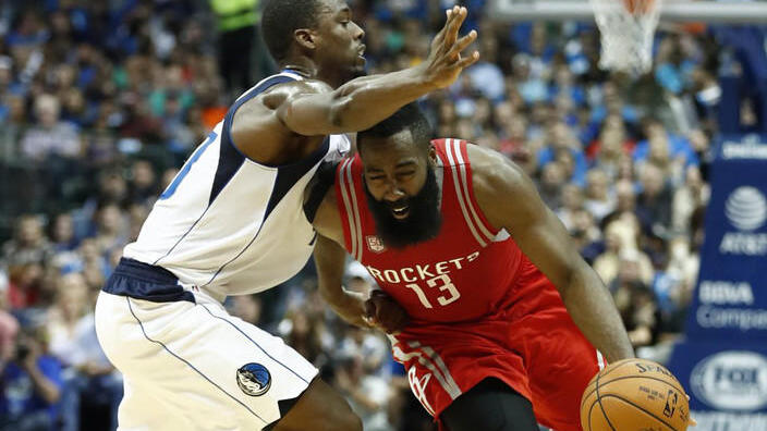 Mavs-Niederlage - Rockets-Starspieler James Harden (r) entschied das Texas-Derby für Houston. Foto: Larry W. Smith Mavs-Niederlage - Rockets-Starspieler James Harden (r) entschied das Texas-Derby für Houston. Foto: Larry W. Smith