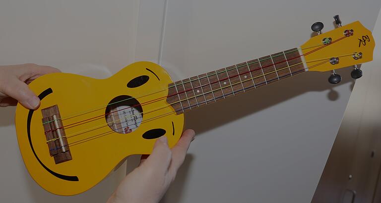 Die leicht tragbare und vielseitige Ukulele sieht aus wie eine kleine Gitarre, aber anstatt sechs Saiten hat sie nur vier. Sie kann sowohl zur einfachen Liedbegleitung als auch zum Spiel im großen Ensemble eingesetzt werden. Ausgehend von den Boomwhackers-Farben sind die Saiten der Ukulele hellgrün, rot, gelb und hellblau gefärbt, was den Kindern beim Aufrufen der Farbe ermöglicht, die Akkorde (C-Dur = rot, F-Dur = hellgrün usw.) gut und schnell zu greifen. Die leicht tragbare und vielseitige Ukulele sieht aus wie eine kleine Gitarre, aber anstatt sechs Saiten hat sie nur vier. Sie kann sowohl zur einfachen Liedbegleitung als auch zum Spiel im großen Ensemble eingesetzt werden. Ausgehend von den Boomwhackers-Farben sind die Saiten der Ukulele hellgrün, rot, gelb und hellblau gefärbt, was den Kindern beim Aufrufen der Farbe ermöglicht, die Akkorde (C-Dur = rot, F-Dur = hellgrün usw.) gut und schnell zu greifen.