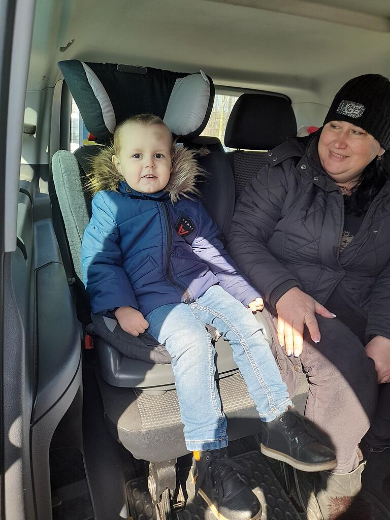 Geschafft, trotz aller Strapazen sind diese Flüchtlinge froh über den Platz im Auto. Geschafft, trotz aller Strapazen sind diese Flüchtlinge froh über den Platz im Auto.