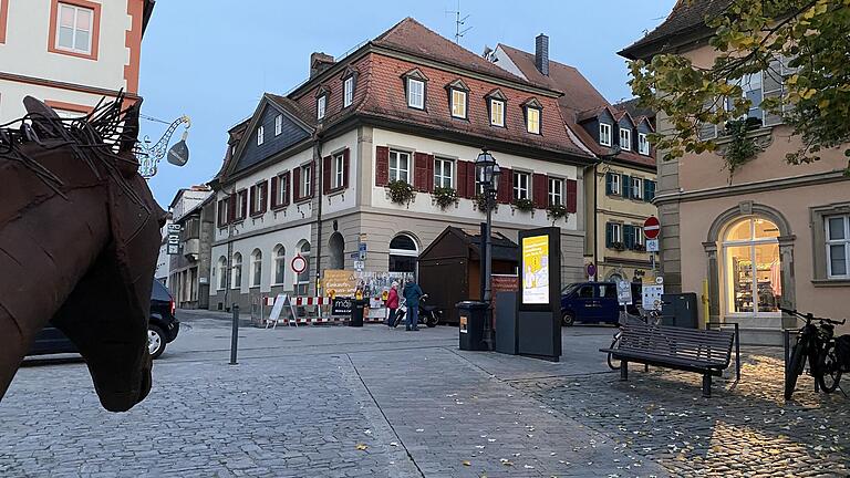 Auch das Pferd am Volkacher Marktplatz (Archivbild) scheint Richtung Bauamt zu blicken. Dessen Leiter André Brezina hat einen riesigen Berg an Projekten vor sich – und bekam im Volkacher Stadtrat viel Lob.