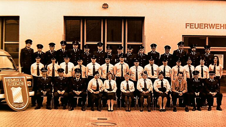 Vor 25 Jahren im Jubiläumsjahr 1998: Zum 125. Geburtstag stellten sich die Männer und Frauen der Freiwilligen Feuerwehr Garstadt vor dem Feuerwehrhaus zu einem Gruppenbild. Damals war Lothar Hümmer (sitzend, rechts) der Kommandant und der heutige MdL Paul Knoblach (sitzend, Dritter von rechts) Vorsitzender des Feuerwehrvereins.