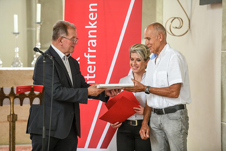 Mit Hilfe der Denkmalpflege haben Philomena und Peter Müller aus Schweinfurt das markante Anwesen Burggasse 17 in der Schweinfurter Innenstadt saniert. Nun bekamen sie den Förderpreis des Bezirks Unterfranken für historische Bausubstanz. Offizieller Festakt in der Salvatorkirche, bei dem auch die anderen Preisträger aus den Landkreisen Bad Kissingen, Kitzingen, Main-Spessart und Würzburg ausgezeichnet werden. Anschließend konnte man das Haus in der Burggasse besichtigen. Preisträger sind für das Bürgerhaus.