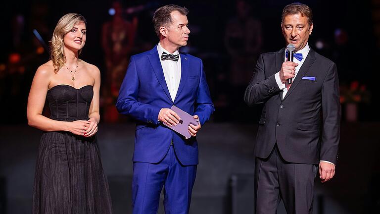 Der neue Präsident der Würzburger Sporthilfe Wolfgang Roth (rechts) und seine Vize-Präsidentin Sophia Scheder mit Moderator Daniel Pesch bei der Begrüßung der Gäste.