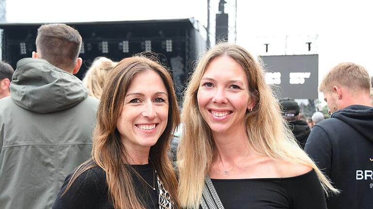 Silke und Stefanie aus Kitzingen sind schon lange Sido-Fans und haben beim Konzert am Stadtbalkon ein Heimspiel. Silke und Stefanie aus Kitzingen sind schon lange Sido-Fans und haben beim Konzert am Stadtbalkon ein Heimspiel.