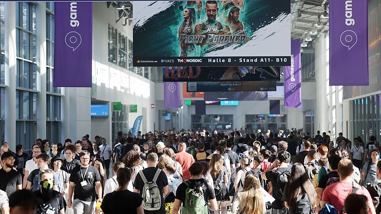 Gamescom - Messebesucher gehen im Jahr 2022 über das Messegelände der Computerpiele-Messe Gamescom. Gamescom - Messebesucher gehen im Jahr 2022 über das Messegelände der Computerpiele-Messe Gamescom.