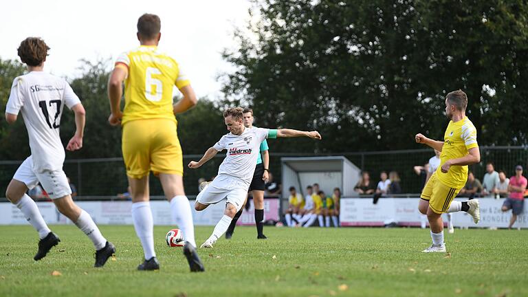 Michael Schug (Mitte, elf Tore) und sein TSV Essleben stehen nach der Hinrunde unangefochten an der Tabellenspitze der Fußball-Kreisliga Schweinfurt 1.