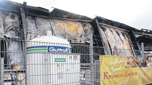 Katastrophe verhindert: Direkt neben der brennenden Gewerbehalle stand ein mit 6000 Litern Diesel gefüllter Tank. Die Feuerwehren kühlten ihn mit Löschwasser herunter.