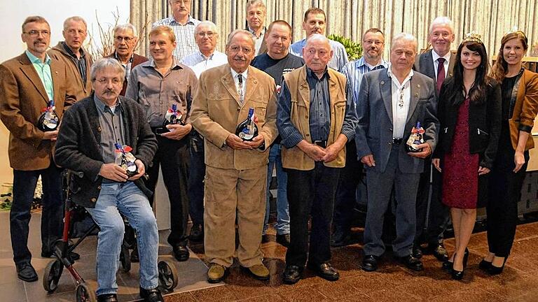 Ehrung für Gründungsmitglieder: Von Anbeginn sind diese Personen beim Erlenbacher Weinbauverein dabei. Mit im Bild sind Vorsitzender Paul Diener (3. von rechts) sowie Frankens Weinkönigin Kristin Langmann (2. von rechts) und Weinprinzessin Marina Väth (rechts).