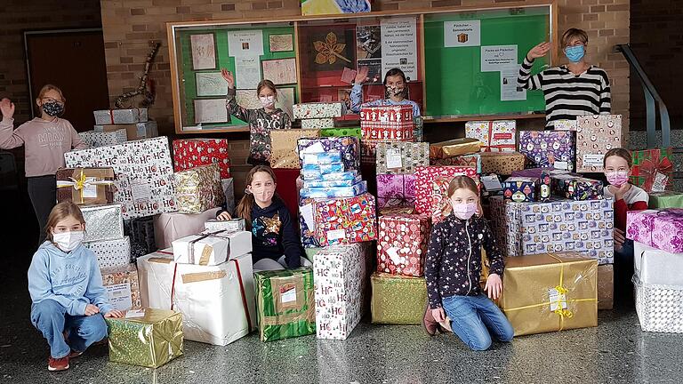 21 freiwillige Mädchen und Jungen aus der Klassen 4b und 4c der Rudolf-von-Scherenberg-Grundschule halfen mit, Päckchen und Pakete mit Lebensmitteln, Schreibwaren, Hygieneartikeln, Kleidung und Spielsachen für die Rumänienhilfe zu bestücken.