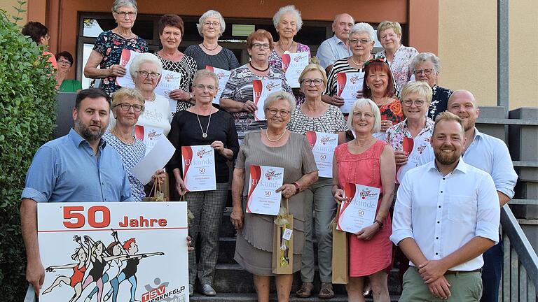 Seit 50 Jahren gehören diese Frauen der Damengymnastikgruppe des TSV Wiesenfeld an, die ebenso lange von Mathilde Michler (Mitte vorne) geleitet wird. Links  vorne ist TSV-Vorsitzender Simon Schäfer zu sehen, rechts die Vorsitzenden Manuel Herrmann (vorne), Simon Herrmann (dahinter) und in der hinteren Reihe Ehrenvorsitzender Richard Binner.