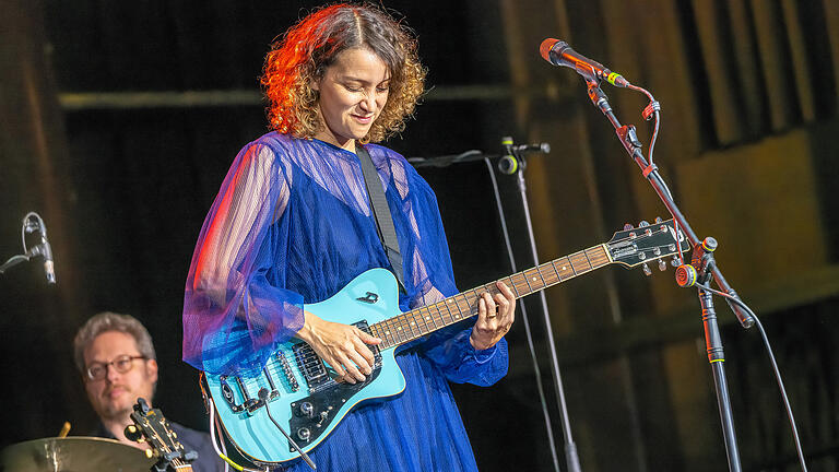 Die Sängerin Gaby Moreno aus Gutemala beim Nachsommer Schweinfurt im Fresenius Medical Care Forum