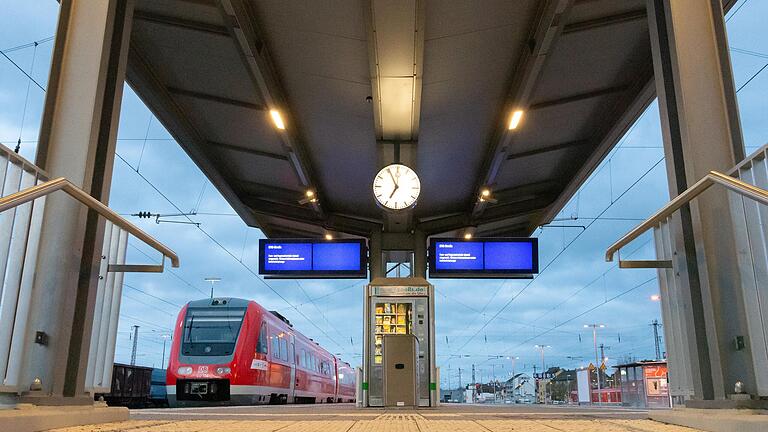 Verwaiste Bahnsteige am Montagmorgen: Der bundesweite Warnstreik brachte den Zugverkehr in Unterfranken zum Erliegen (im Bild der Schweinfurter Bahnhof).