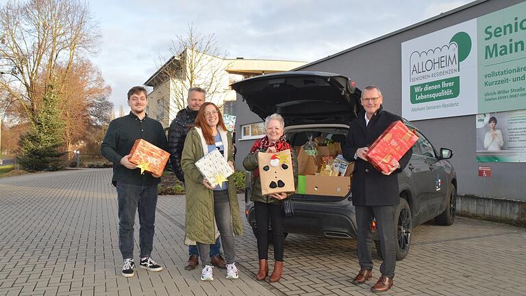 Einen Kofferraum voller Geschenke überbrachten Erster Bürgermeister Thomas Stamm (rechts), Andrea Dürr (Zweite von rechts) und Daniel Klöß (links) an die drei Marktheidenfelder Senioreneinrichtungen. Am Seniorenheim Mainbrücke nahmen Residenzsleiter Christian Fügl und die Leiterin des Sozialen Betreuung, Lisa Dann, die Päckchen entgegen. Einen Kofferraum voller Geschenke überbrachten Erster Bürgermeister Thomas Stamm (rechts), Andrea Dürr (Zweite von rechts) und Daniel Klöß (links) an die drei Marktheidenfelder Senioreneinrichtungen. Am Seniorenheim Mainbrücke nahmen Residenzsleiter Christian Fügl und die Leiterin des Sozialen Betreuung, Lisa Dann, die Päckchen entgegen.