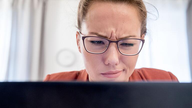 Eine Frau schaut auf einen Monitor - Nanu, gestern war das noch da: Wenn etwa gesuchte Inhalte von einer Internetseite verschwinden, hilft die Wayback Machine weiter. Eine Frau schaut auf einen Monitor - Nanu, gestern war das noch da: Wenn etwa gesuchte Inhalte von einer Internetseite verschwinden, hilft die Wayback Machine weiter.