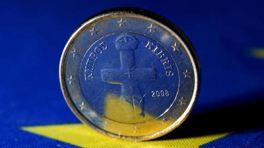 Zypriotischer Euro       -  Im Gegenzug für Hilfen der Eurostaaten und des IWF muss das pleitebedrohte Zypern eine Rosskur durchmachen. Foto: Oliver Berg