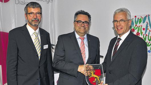 Zur Eröffnung des Treffpunktes sowie der Anlauf- und Beratungsstelle „mitten-drin“ der Rummelsberger Diakonie in Haßfurt überreichte Bürgermeister Günther Werner (rechts) das Stadtwappen an (von links) den Regionalleiter Unterfranken, Diakon Günter Schubert, und den Geschäftsführer der Rummelsberger Dienste für Menschen mit Behinderung, Karl Schulz. Zur Eröffnung des Treffpunktes sowie der Anlauf- und Beratungsstelle „mitten-drin“ der Rummelsberger Diakonie in Haßfurt überreichte Bürgermeister Günther Werner (rechts) das Stadtwappen an (von links) den Regionalleiter Unterfranken, Diakon Günter Schubert, und den Geschäftsführer der Rummelsberger Dienste für Menschen mit Behinderung, Karl Schulz.