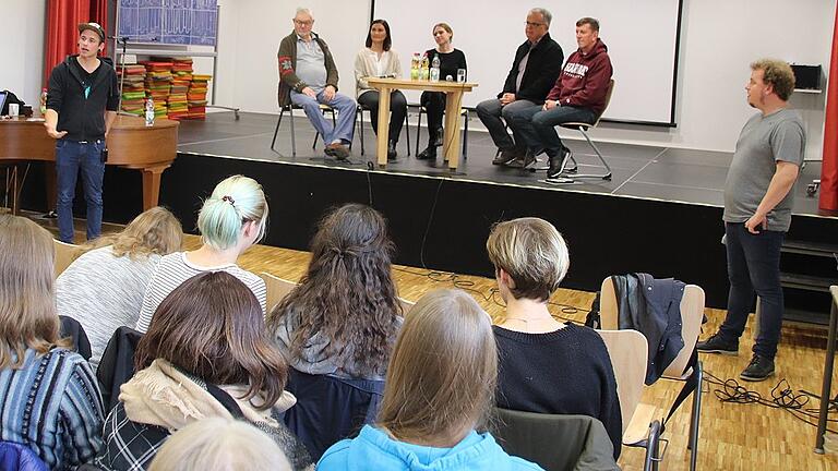 Podiumsdiskussion zum Thema Flucht und Vertreibung im Karlstadter Johann-Schöner-Gymnasium.