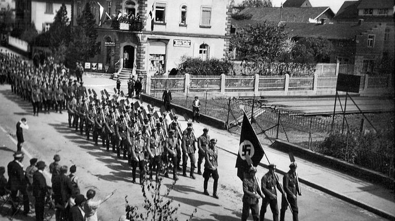 Die Einheiten des Gerolzhöfer Reichsarbeitsdienstes mit geschulterten Spaten bei einem Festzug stadtauswärts in der Bahnhofstraße. Die Einheiten des Gerolzhöfer Reichsarbeitsdienstes mit geschulterten Spaten bei einem Festzug stadtauswärts in der Bahnhofstraße.