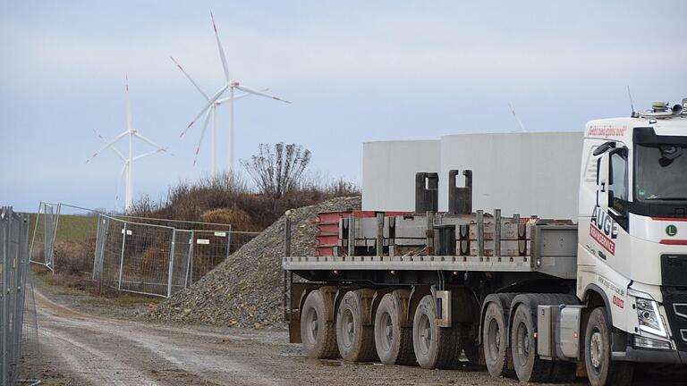 Einige Windräder stehen schon, die gehören allerdings zum Windpark Streu/Saale. Einige Windräder stehen schon, die gehören allerdings zum Windpark Streu/Saale.