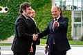 Argentinischer Präsident Milei in Berlin       -  Bundeskanzler Olaf Scholz nimmt Javier Milei (l) in Empfang.