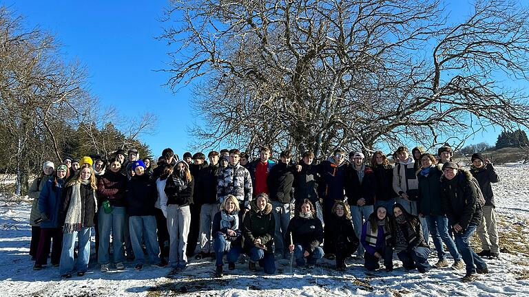Ein perfekter Wintertag beim Kennenlernwochenende in der Rhön. Die Wanderung zum Heidelstein bei Sonnenschein und Pulverschnee war für die französischen Gastschüler und ihre deutschen Partner ein besonderes Erlebnis. Ein perfekter Wintertag beim Kennenlernwochenende in der Rhön. Die Wanderung zum Heidelstein bei Sonnenschein und Pulverschnee war für die französischen Gastschüler und ihre deutschen Partner ein besonderes Erlebnis.