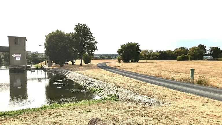 Die Bootsschleuse am Kraftwerk Knetzgau mit der Anlegestelle davor. Rechts daneben die Wiese, auf der Mara erschossen wurde. Die Bootsschleuse am Kraftwerk Knetzgau mit der Anlegestelle davor. Rechts daneben die Wiese, auf der Mara erschossen wurde.