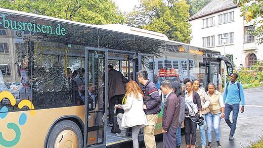 Busersatzverkehr mit Zugpassagieren beim Einsteigen.