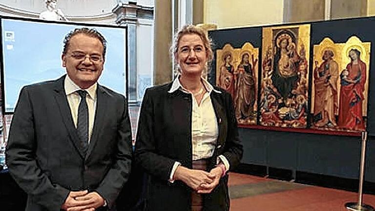 Freude über den Würzburger Gast in Florenz: Cecilie Hollberg und Damian Dombrowski. Im Hintergrund das Triptychon von Gherardo Starnina und Michelangelos „David“ (links hinten). Freude über den Würzburger Gast in Florenz: Cecilie Hollberg und Damian Dombrowski. Im Hintergrund das Triptychon von Gherardo Starnina und Michelangelos „David“ (links hinten).