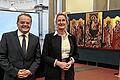Freude über den Würzburger Gast in Florenz: Cecilie Hollberg und Damian Dombrowski. Im Hintergrund das Triptychon von Gherardo Starnina und Michelangelos &bdquo;David&ldquo; (links hinten).