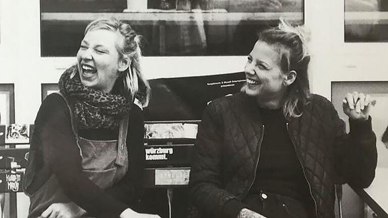 Jule (rechts) und Sarah vor dem Nähcafé Edeltraut. Jule (rechts) und Sarah vor dem Nähcafé Edeltraut.