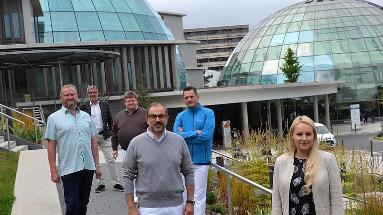 Blickten zurück und voraus in Bezug auf die Corona-Lage am Rhön-Klinikum Campus. Im Bild (vordere Reihe) Dr. Hassan Soda, Chefarzt Klinik für Akutneurologie und Intensivmedizin, und Stefanie Straub (Kaufmännische Direktorin), (mittlere Reihe) Lothar Kesselring (Pflegedienstleitung) und Dr. Michael Schneider, Chefarzt Zentrale Notaufnahme, sowie (hinten) Prof. Dr. Bernd Griewing, Vorstand Rhön-Klinikum AG, und Dr. Michael Dinkel, Chefarzt Anästhesie und Intensivmedizin. Foto: Rhön-Klinikum Cam...       -  Blickten zurück und voraus in Bezug auf die Corona-Lage am Rhön-Klinikum Campus. Im Bild (vordere Reihe) Dr. Hassan Soda, Chefarzt Klinik für Akutneurologie und Intensivmedizin, und Stefanie Straub (Kaufmännische Direktorin), (mittlere Reihe) Lothar Kesselring (Pflegedienstleitung) und Dr. Michael Schneider, Chefarzt Zentrale Notaufnahme, sowie (hinten) Prof. Dr. Bernd Griewing, Vorstand Rhön-Klinikum AG, und Dr. Michael Dinkel, Chefarzt Anästhesie und Intensivmedizin. Foto: Rhön-Klinikum Campus / Nina Knauer