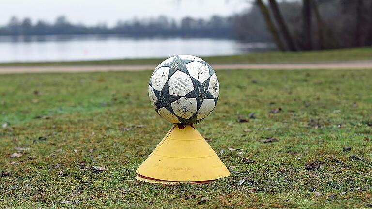 Ball und Hütchen: Von einem umfassenden Fußballtraining bleibt derzeit nicht mehr viel übrig. Ball und Hütchen: Von einem umfassenden Fußballtraining bleibt derzeit nicht mehr viel übrig.