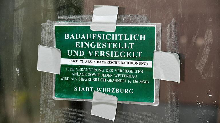 Die Bauaufsicht hat Bauarbeiten des Problem-Vermieters in Würzburg-Heidingsfeld untersagt. Die Bauaufsicht hat Bauarbeiten des Problem-Vermieters in Würzburg-Heidingsfeld untersagt.