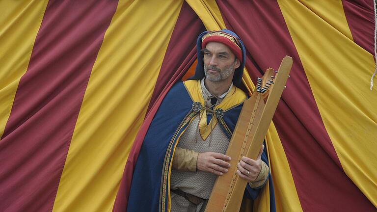 Szenen vom Burgfest auf der Botenlaube in Reiterswiesen: Darstellerinnen und Darsteller sind in mittelalterlichen Kostümen zu bestaunen. Szenen vom Burgfest auf der Botenlaube in Reiterswiesen: Darstellerinnen und Darsteller sind in mittelalterlichen Kostümen zu bestaunen.