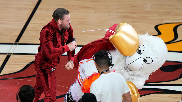 Miami Heat - Denver Nuggets.jpeg       -  Conor McGregor schlägt das Maskottchen der Miami Heat während einer Spielpause nieder. Der Mann, der Burnies Kostüm trägt, musste ärztlich behandelt werden.