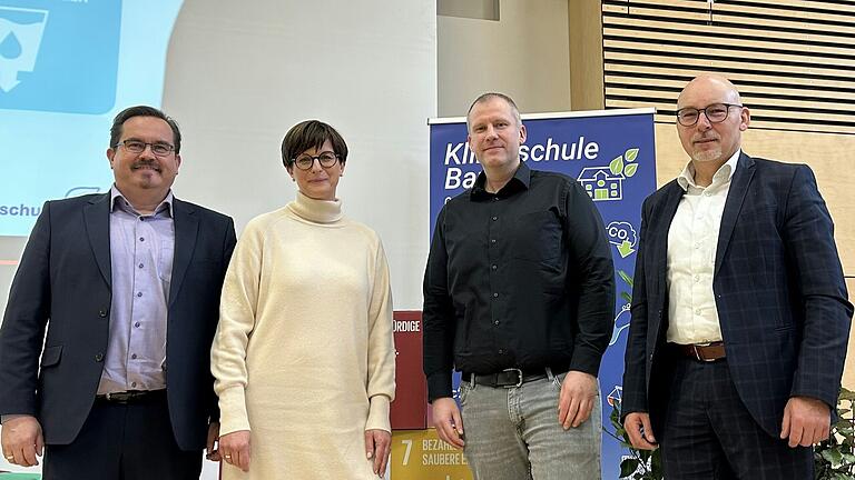 Das Friedrich-List-Gymnasium will Klimaschule werden (von links): Schulleiter Ingo Schneider freut sich zusammen mit Eleonore Hose, Christian Steger und Bürgermeister Jürgen Lippert.